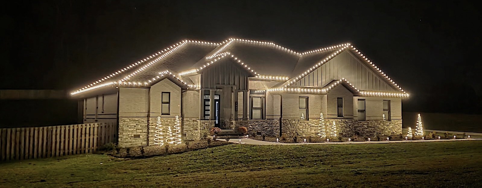 Home with professionally installed Christmas roofline lighting in Knoxville